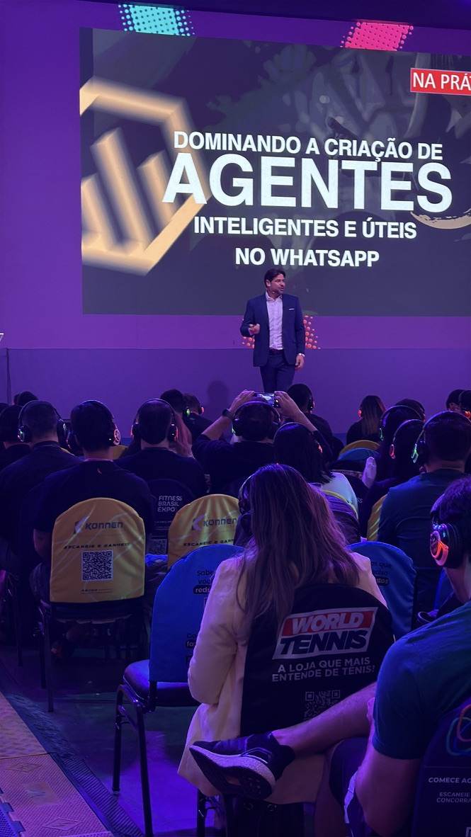 Plateia filmando a palestra sobre agentes de IA