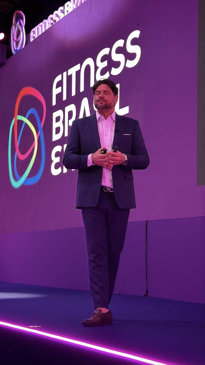 Junior Crocco no palco Fitness Brasil Expo