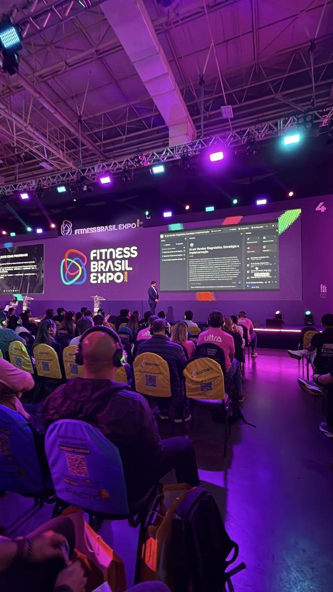 Plateia lotada na palestra de IA em vendas