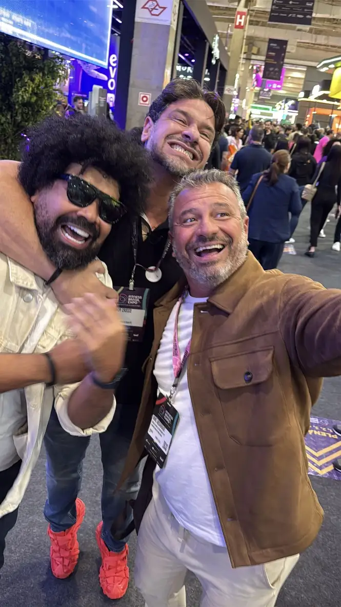 Junior Crocco com amigos e profissionais do mercado fitness na expo