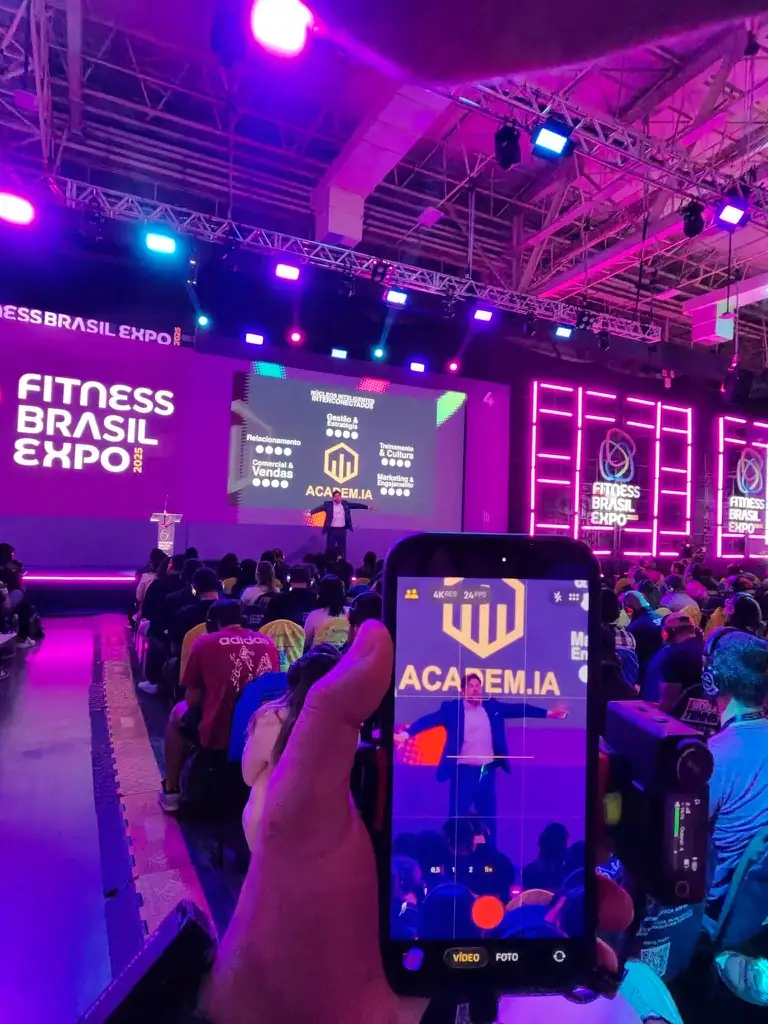 Palco principal da Fitness Brasil Expo durante a palestra da ACADEM.IA